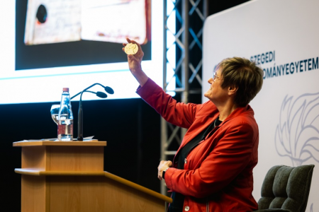 kariko___katalin_szegeden_w_285_nobel_dijjal kariko___katalin_szegeden_w_285_nobel_dijjal